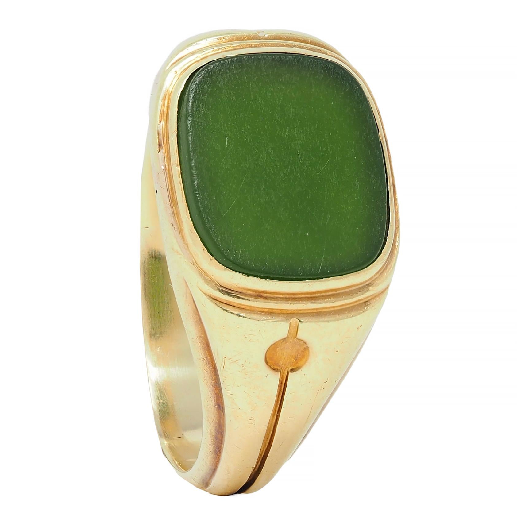 Early Art Deco Nephrite Jade 14 Karat Yellow Gold Antique Signet Ring