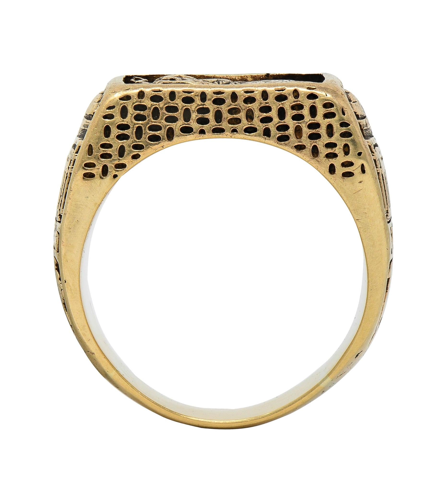 1980 14 Karat Yellow Gold Vintage MIT Intaglio Signet Beaver Class Unisex Ring